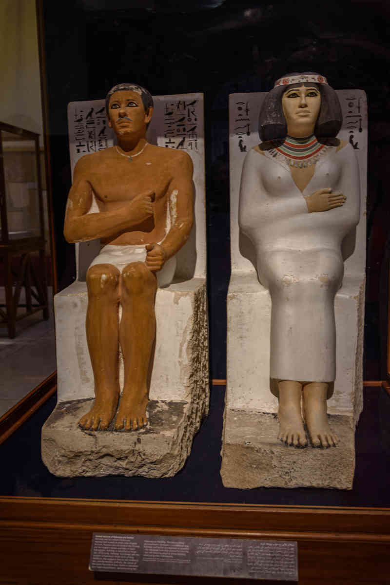 Egipto 348 - El Cairo - museo Egipcio - estatuas del Príncipe Rahotep y a su esposa Nofret.jpg